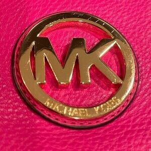 Michael Kors Pebbled Leather
Pink Fulton wristlet